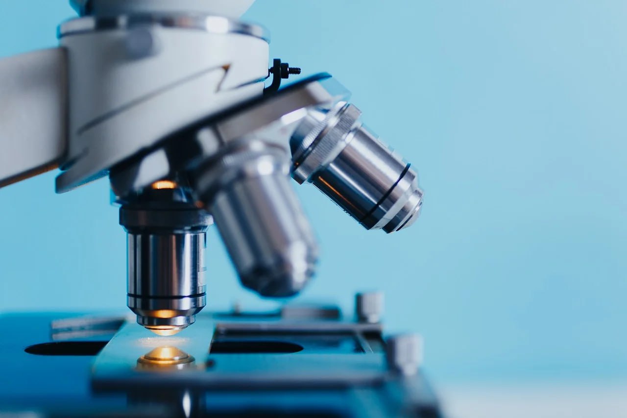 Paillasse de laboratoire d'anatomopathologie avec microscope